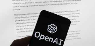 ARCHIVO - El logotipo de OpenAI se ve en un teléfono celular frente a una pantalla de computadora que muestra un resultado de ChatGPT. Foto: Michael Dwyer-AP/La Hora