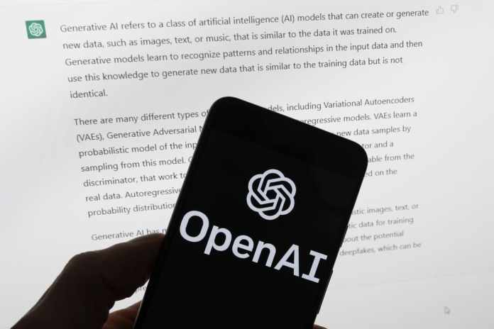 ARCHIVO - El logotipo de OpenAI se ve en un teléfono celular frente a una pantalla de computadora que muestra un resultado de ChatGPT. Foto: Michael Dwyer-AP/La Hora