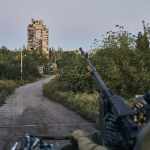 ARCHIVO - Un soldado ucraniano mantiene su posición en Avdiivka, 2023, en la región de Donetsk, Ucrania. Foto: Libkos-AP/La Hora