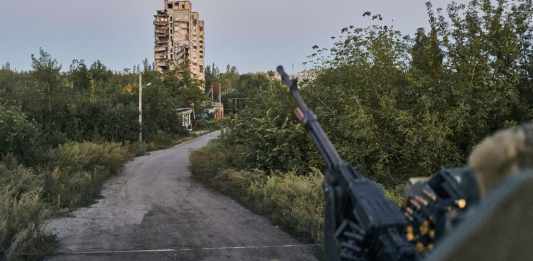 ARCHIVO - Un soldado ucraniano mantiene su posición en Avdiivka, 2023, en la región de Donetsk, Ucrania. Foto: Libkos-AP/La Hora