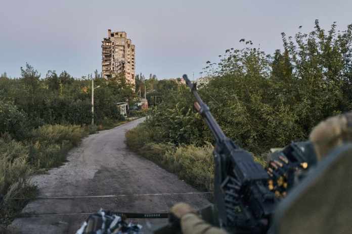 ARCHIVO - Un soldado ucraniano mantiene su posición en Avdiivka, 2023, en la región de Donetsk, Ucrania. Foto: Libkos-AP/La Hora