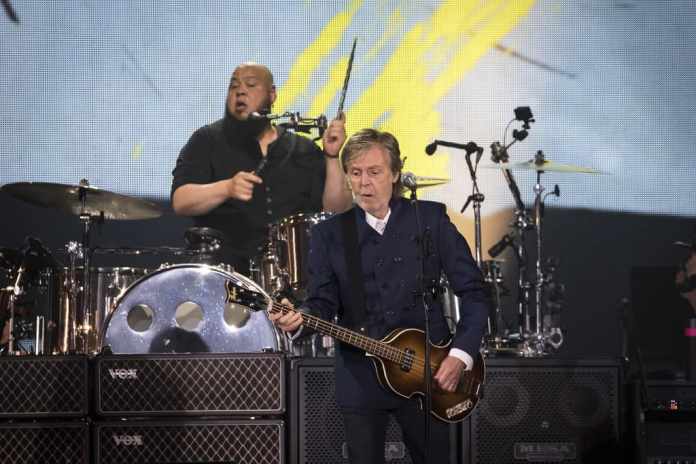 ARCHIVO - Un bajo robado a Paul McCartney hace más de 50 años fue encontrado y devuelto al Beatle. El sitio web de McCartney dijo el jueves que el instrumento fue autenticado y el músico está increíblemente agradecido. Foto: Christopher Smith-AP/La Hora