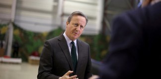 El secretario de Asuntos Exteriores de Gran Bretaña, David Cameron, habla durante una conferencia de prensa en Sofía, Bulgaria, febrero de 2024. Foto: Stoyan Nenov-AP/La Hora
