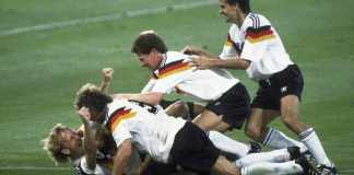 ARCHIVO - Los jugadores de Alemania celebran el gol de Andreas Brehme, izquierda en el piso, para derrotar a Argentina en la final de la Copa Mundial, el 8 de julio de 1990, en Roma. Foto:Carlo Fumagalli-AP/La Hora