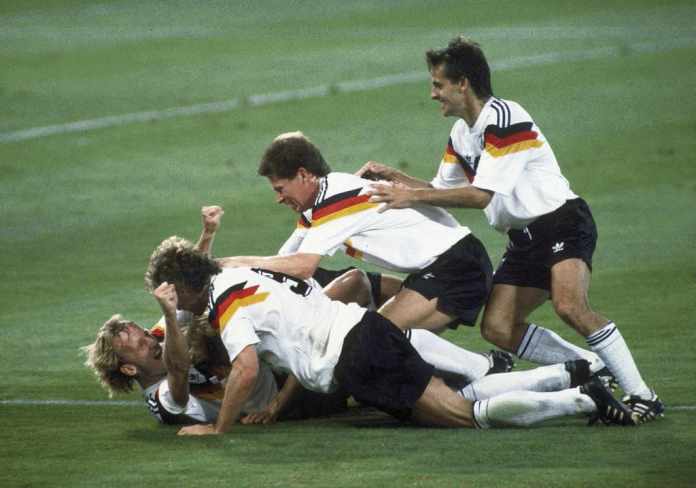 ARCHIVO - Los jugadores de Alemania celebran el gol de Andreas Brehme, izquierda en el piso, para derrotar a Argentina en la final de la Copa Mundial, el 8 de julio de 1990, en Roma. Foto:Carlo Fumagalli-AP/La Hora