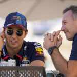 El jefe de Red Bull Christian Horner (derecha) charla con el piloto Sergio Pérez durante las pruebas de pretemporada en el circuito de Sakhir, Bahréin, el miércoles 21 de febrero de 2024. Foto:Darko Bandic-AP/La Hora