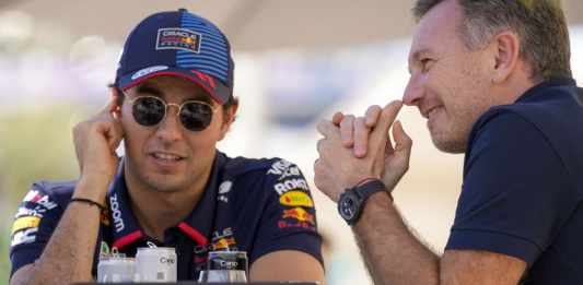 El jefe de Red Bull Christian Horner (derecha) charla con el piloto Sergio Pérez durante las pruebas de pretemporada en el circuito de Sakhir, Bahréin, el miércoles 21 de febrero de 2024. Foto:Darko Bandic-AP/La Hora
