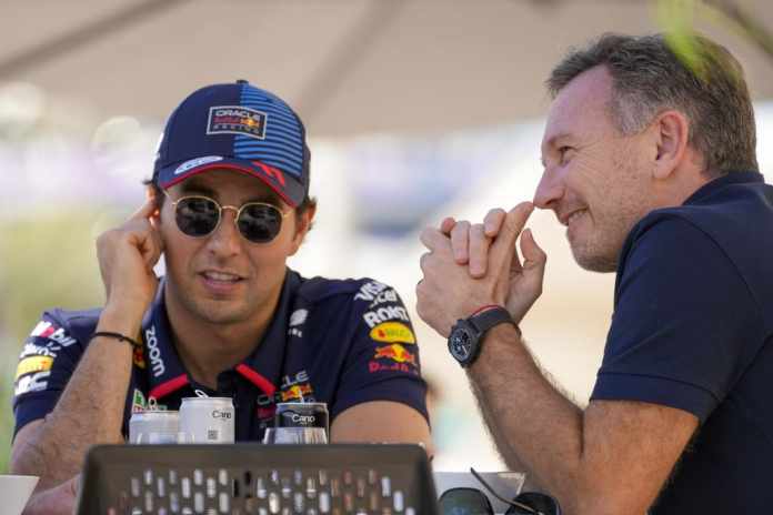 El jefe de Red Bull Christian Horner (derecha) charla con el piloto Sergio Pérez durante las pruebas de pretemporada en el circuito de Sakhir, Bahréin, el miércoles 21 de febrero de 2024. Foto:Darko Bandic-AP/La Hora