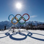 Archivo - En esta imagen de archivo, la sueca Charlotte Kalla (derecha) y la noruega Marit Bjoergen participan en la prueba femenina de esquí de fondo, en los Juegos Olímpicos de Invierno, en Krasnaya Polyana, Rusia, el 8 de febrero de 2014. Foto:Felipe Dana/La Hora
