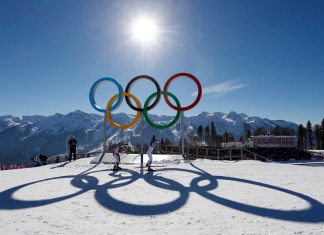 Archivo - En esta imagen de archivo, la sueca Charlotte Kalla (derecha) y la noruega Marit Bjoergen participan en la prueba femenina de esquí de fondo, en los Juegos Olímpicos de Invierno, en Krasnaya Polyana, Rusia, el 8 de febrero de 2014. Foto:Felipe Dana/La Hora