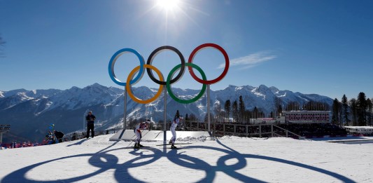 Archivo - En esta imagen de archivo, la sueca Charlotte Kalla (derecha) y la noruega Marit Bjoergen participan en la prueba femenina de esquí de fondo, en los Juegos Olímpicos de Invierno, en Krasnaya Polyana, Rusia, el 8 de febrero de 2014. Foto:Felipe Dana/La Hora