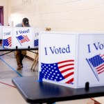 Los residentes votan en su distrito electoral en la mañana de las primarias republicanas de Carolina del Sur en la Academia New Bridge en Cayce, Carolina del Sur, el sábado 24 de febrero de 2024. (AP Foto/Andrew Harnik)
