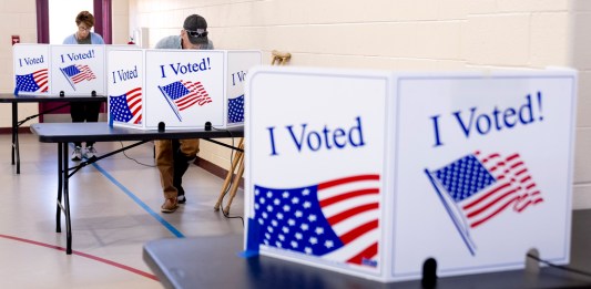 Los residentes votan en su distrito electoral en la mañana de las primarias republicanas de Carolina del Sur en la Academia New Bridge en Cayce, Carolina del Sur, el sábado 24 de febrero de 2024. (AP Foto/Andrew Harnik)