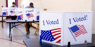 Los residentes votan en su distrito electoral en la mañana de las primarias republicanas de Carolina del Sur en la Academia New Bridge en Cayce, Carolina del Sur, el sábado 24 de febrero de 2024. (AP Foto/Andrew Harnik)