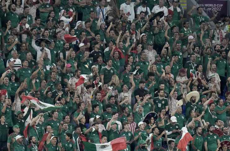 ARCHIVO - Hinchas de México durante el partido contra Polonia en la Copa Mundial, 2022, en Doha, Qatar. Foto:Moisés Castillo-AP/La Hora
