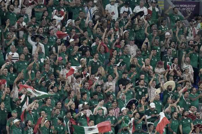 ARCHIVO - Hinchas de México durante el partido contra Polonia en la Copa Mundial, 2022, en Doha, Qatar. Foto:Moisés Castillo-AP/La Hora