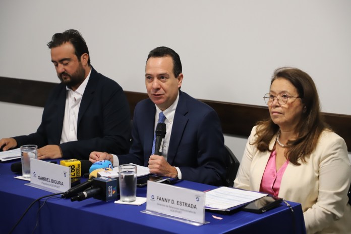 Gabriel Biguria, presidente de Agexport. (centro) durante la conferencia de prensa. 