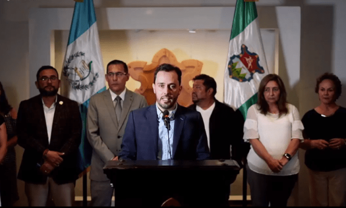 El alcalde de Antigua Guatemala, Juan Manual Asturias, informó de los nuevos horarios en conferencia de prensa. 