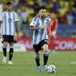 Archivo - El delantero argentino Lionel Messi controla el balón durante el partido de fútbol de clasificación sudamericano para la Copa Mundial de la FIFA 2026 entre Brasil y Argentina en el estadio Maracaná de Río de Janeiro, Brasil, el 21 de noviembre de 2023. Foto: Daniel RAMALHO-AFP/La Hora