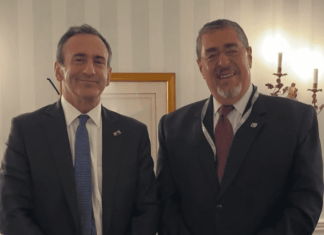 Phil Gordon, asesor de Seguridad de EE.UU. y el presidente Bernardo Arévalo en la reunión del 17 de febrero 2024. Foto: Phil Gordon/La Hora