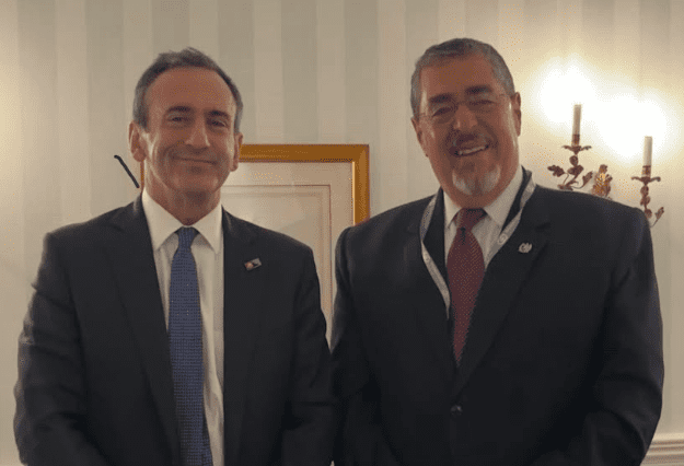 Phil Gordon, asesor de Seguridad de EE.UU. y el presidente Bernardo Arévalo en la reunión del 17 de febrero 2024. Foto: Phil Gordon/La Hora