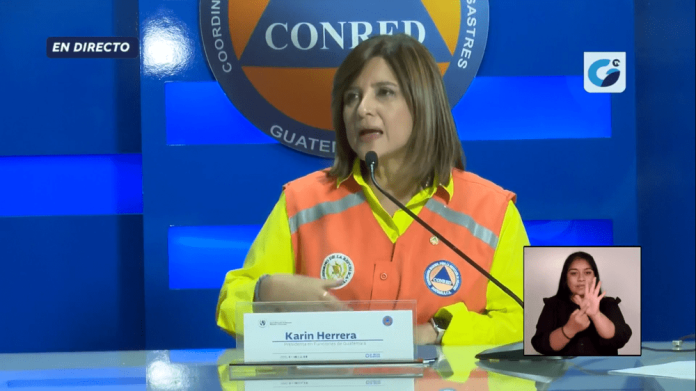 Como el día anterior, la presidenta en funciones, Karin Herrera, convocó a una conferencia de prensa para informar sobre los avances en el incendio del volcán de Agua. Foto: Conred/La Hora