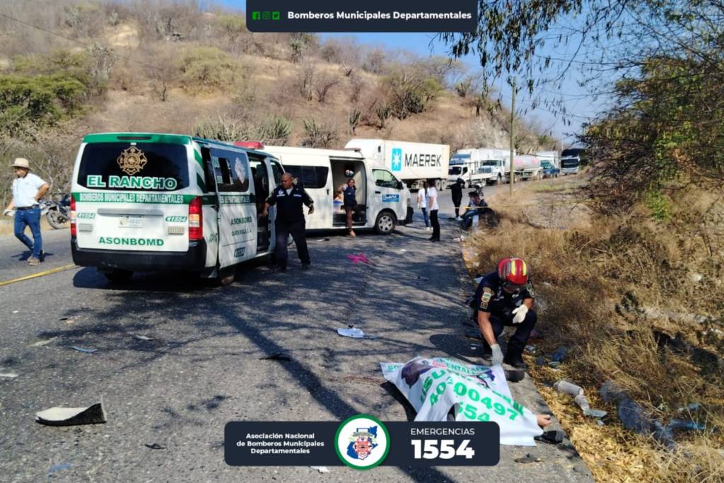 El primer accidente de tránsito fue atendido por los cuerpos de socorro departamentales. Foto: Bomberos Municipales Departamentales.