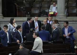 Los diputados Samuel Pérez y Julio Héctor Estada cabildeaban con su compañero José Inés Castillo, de la UNE, para apoyar la distribución de las comisiones restantes. Foto: La Hora/La Hora