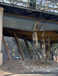 El puente sufrió daños a nivel estructural. Foto: Conred/La Hora