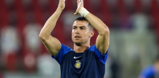 Archivo - Cristiano Ronaldo, saluda a los aficionados antes del partido de fútbol de la Saudi Pro League entre Al-Ittihad y Al-Nassr en el estadio King Abdullah Sports City de Jeddah el 26 de diciembre de 2023. Foto:AFP/La Hora