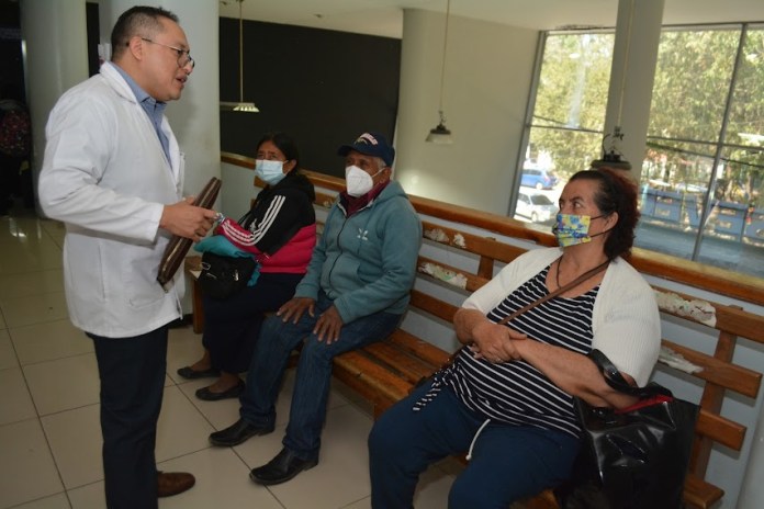 El director del Hospital Roosevelt, Luis Arturo Chávez, recorrió las instalaciones de este nosocomio. Foto: Hospital Roosevelt/La Hora