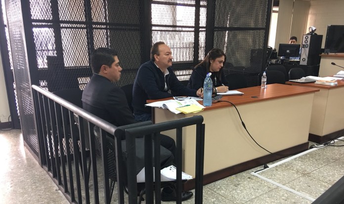 Otto Vinicio Samayoa Soria (al centro), junto a sus abogados, en una audiencia por el caso Construcción y Corrupción. Foto: Jerson Ramos