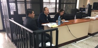 Otto Vinicio Samayoa Soria (al centro), junto a sus abogados, en una audiencia por el caso Construcción y Corrupción. Foto: Jerson Ramos