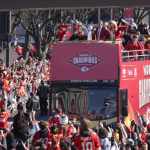El dueño mayoritario de los Chiefs de Kansas City Clark Hunt sostiene el trofeo Vince Lombardi mientras el autobús del equipo llega a la celebración tras ganar el Super Bowl en Kansas City. Foto: Reed Hoffmann-AP/La Hora