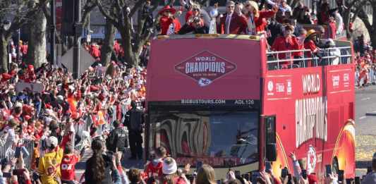 El dueño mayoritario de los Chiefs de Kansas City Clark Hunt sostiene el trofeo Vince Lombardi mientras el autobús del equipo llega a la celebración tras ganar el Super Bowl en Kansas City. Foto: Reed Hoffmann-AP/La Hora