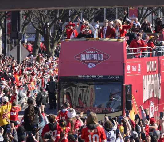 El dueño mayoritario de los Chiefs de Kansas City Clark Hunt sostiene el trofeo Vince Lombardi mientras el autobús del equipo llega a la celebración tras ganar el Super Bowl en Kansas City. Foto: Reed Hoffmann-AP/La Hora