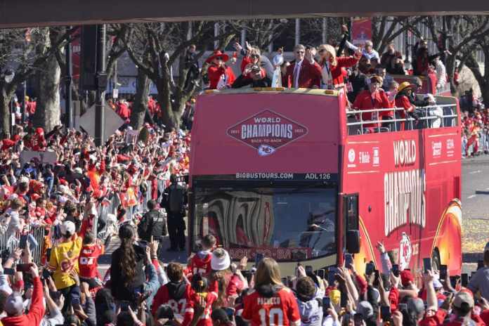 El dueño mayoritario de los Chiefs de Kansas City Clark Hunt sostiene el trofeo Vince Lombardi mientras el autobús del equipo llega a la celebración tras ganar el Super Bowl en Kansas City. Foto: Reed Hoffmann-AP/La Hora