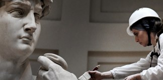 La restauradora italiana Eleonora Pucci limpia la estatua del David de Miguel Ángel usando una aspiradora de mochila y un cepillo de fibra sintética en la Galleria dell'Accademia, en Florencia, el. Foto: Tiziana FABI-AFP/La Hora