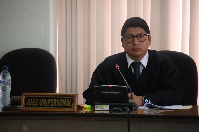 El juez Erick Estuardo Velásquez Paz conoce el juicio de forma unipersonal. 