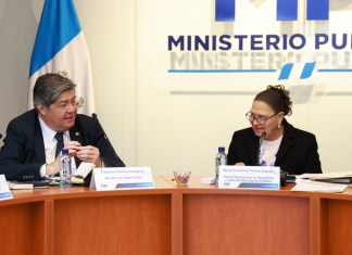 El ministro de Gobernación, Francisco Jiménez, la Fiscal General, María Consuelo Porras, durante una reunión técnica de trabajo. Foto: MP