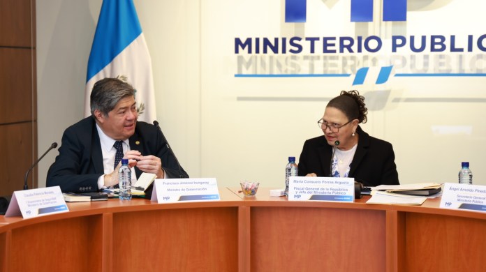 El ministro de Gobernación, Francisco Jiménez, la Fiscal General, María Consuelo Porras, durante una reunión técnica de trabajo. Foto: MP