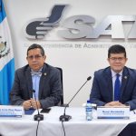 Marco Livio Díaz, jefe de la Superintendencia de Administración Tributaria (SAT), y Oscar Hernández, intendente de Fiscalización. Foto: SAT