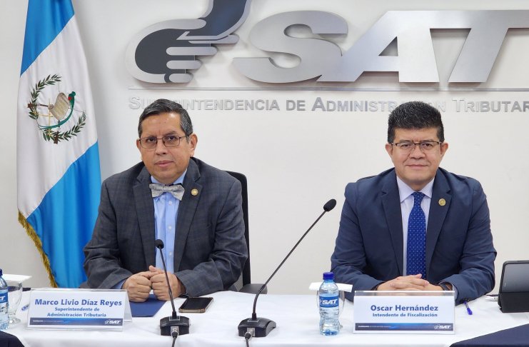 Marco Livio Díaz, jefe de la Superintendencia de Administración Tributaria (SAT), y Oscar Hernández, intendente de Fiscalización. Foto: SAT