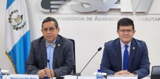Marco Livio Díaz, jefe de la Superintendencia de Administración Tributaria (SAT), y Oscar Hernández, intendente de Fiscalización. Foto: SAT