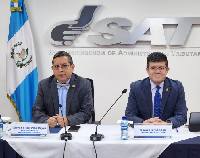 Marco Livio Díaz, jefe de la Superintendencia de Administración Tributaria (SAT), y Oscar Hernández, intendente de Fiscalización. Foto: SAT