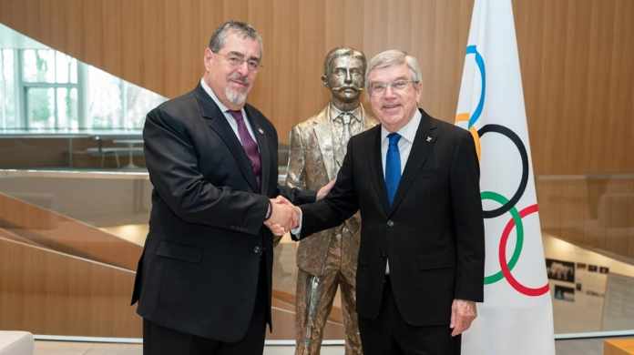 Bernardo Arévalo, presidente de Guatemala, junto a Thomas Bach, presidente del Comité Olímpico Internacional (COI). Foto: tomada de la cuenta de X de Bernardo Arévalo/La Hora