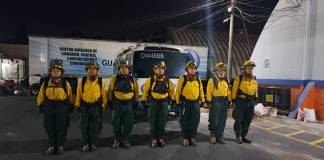 Personal de la Coodinadora Nacional para la Reducción de Desastres (Conred) en apresto para mitigar la emergencia en las faldas del Volcán de Agua, en donde se registra un incendio. Foto: Conred