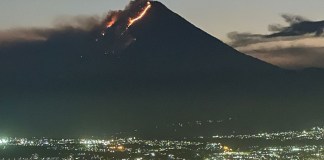 Incendio en las faldas del Volcán de Agua. Foto: X del alcalde Ricardo Quiñónez