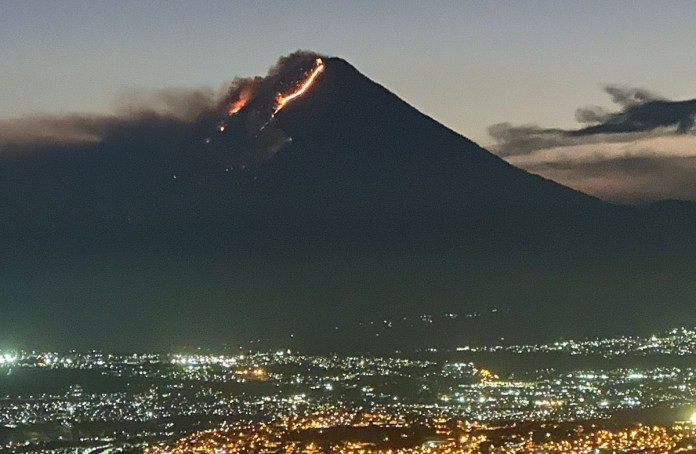Incendio en las faldas del Volcán de Agua. Foto: X del alcalde Ricardo Quiñónez