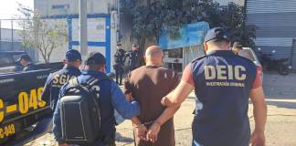 José Raúl Mejicanos González, de 68 años, fue detenido el domingo 11 de febrero de 2024, en la zona 8 de Mixco, debido a la existencia de una orden de captura girada en su contra. Foto: PNC
